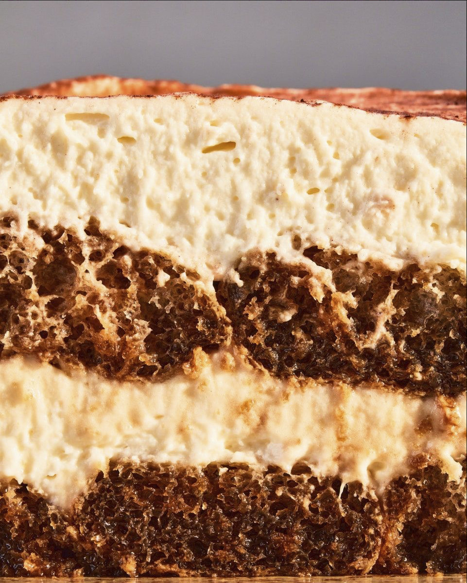 Tiramisú Con Doble T: vainillas en café, crema de mascarpone y cacao